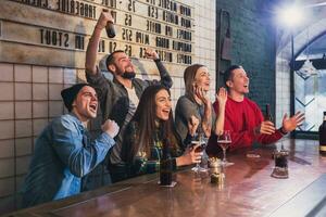 le persone, tempo libero, amicizia e divertimento concetto - contento fr foto