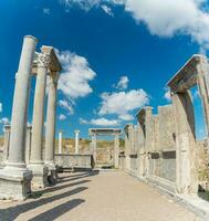 agorà di il antico città di perge nel chiaro soleggiato tempo atmosferico. contro il sfondo di un' blu cielo con nuvole. foto