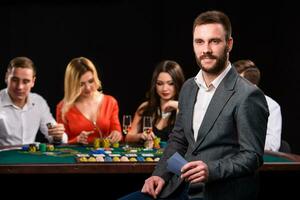 poker Giocatori nel casinò con carte e patatine fritte su nero sfondo foto