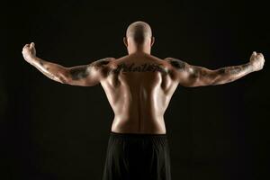 atletico Calvo, barbuto, tatuato uomo nel nero pantaloncini è in posa contro un' nero sfondo. avvicinamento ritratto. foto