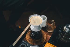 caffè gocciolante su un tavolo in una caffetteria foto