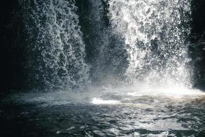 cascata in una foresta tropicale durante il giorno foto