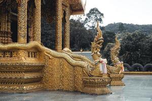 Wat phra buddhabat si roi,tempio d'oro a chiang mai, thailandia foto