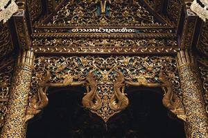 Wat phra buddhabat si roi,tempio d'oro a chiang mai, thailandia foto