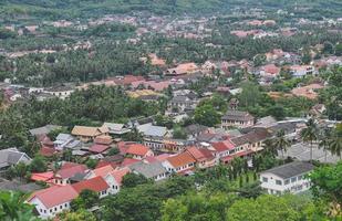 vista dall'alto della città di luangprabang in laos.