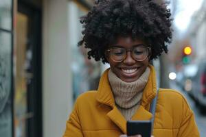 ai generato donna sorridente sorridente mentre sms su sua cellula Telefono su il marciapiede foto