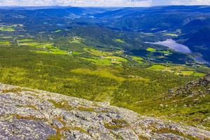 panorama del paesaggio di montagna e lago vangsmjose in vang norvegia. foto