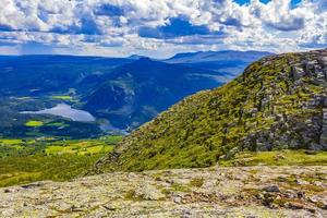 panorama del paesaggio di montagna e lago vangsmjose in vang norvegia. foto