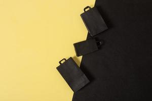 venerdì nero vendita in miniatura mock up borse per la spesa nero e giallo piatto lay