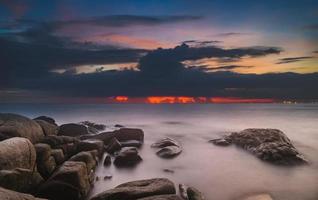 le pietre nel mare con il cielo della nuvola. foto