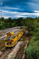 paesaggio con treno merci fermo foto