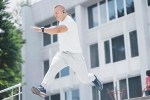 giovane sportivo che fa parkour in città foto