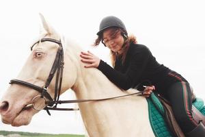 giovane ragazza carina - a cavallo, sport equestre in primavera
