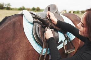 la ragazza ama gli animali e l'equitazione foto