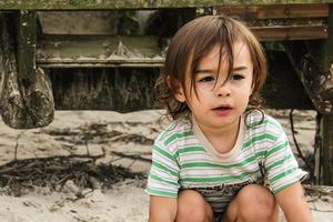 ritratto di un bambino che guarda lontano. viso di bambino carino. bambino emotivo positivo. foto