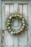 ai generato rustico Pasqua uovo ghirlanda sospeso su Vintage ▾ afflitto di legno porta foto