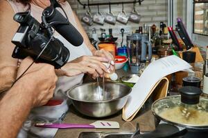 cinematico cibo videografia dello chef mani cucinando nel casa cucina foto