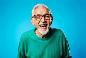 ai generato foto di pensionato vecchio uomo Aperto bocca brillante Sorridi eccitato indossare bicchieri