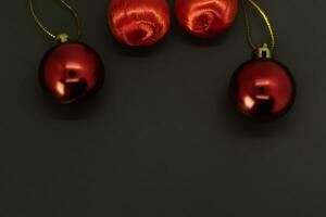 rosso Natale palline su nero sfondo con copia spazio. foto