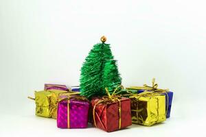 Natale albero e regalo scatole su bianca sfondo. allegro Natale e nuovo anno concetto. foto