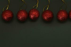 rosso Natale palline su nero sfondo. superiore Visualizza foto