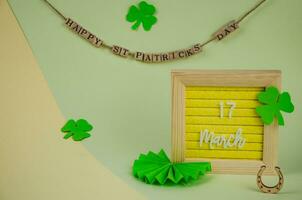 st. Patrick giorno lettering con oggetti e decorazioni foto