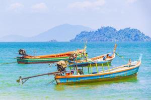 barche a coda lunga al molo sull'isola di koh phayam thailandia.