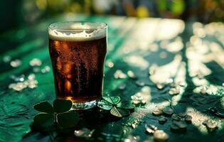 ai generato un irlandesi birra con Due trifoglio le foglie seduta su un' verde tavolo foto