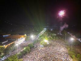 celebrazione. orizzonte con fuochi d'artificio leggero su cielo nel ba tana montagna, tay ninh città, Vietnam. bellissimo notte Visualizza paesaggio urbano. vacanze, festeggiare nuovo anno e tet vacanza foto