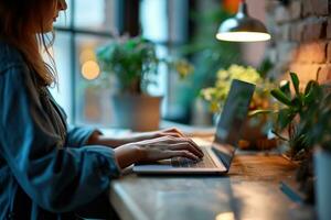 ai generato vicino su di femmina mani digitando su il computer portatile tastiera a tavolo nel bar foto