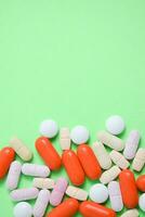 colorato medico pillole su verde sfondo con copia spazio, supplemento, vitamina, colorato foto