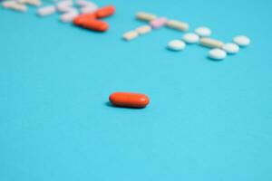 colorato medicina pillole nel bianca cucchiaio su verde tosca sfondo, supplemento, vitamina, colorato foto