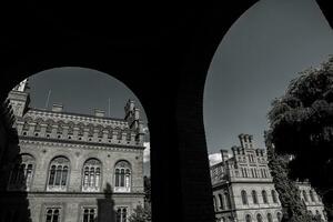 architettura e strade di il vecchio cittadina. il storico architettura di Černivci, Ucraina. vecchio città dopo il pioggia. foto