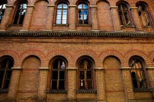 architettura e strade di il vecchio cittadina. il storico architettura di Černivci, Ucraina. vecchio città dopo il pioggia. foto