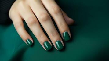 ai generato fascino donna mano con verde colore chiodo polacco su sua unghie. verde chiodo manicure con gel polacco a lusso bellezza salone. chiodo arte e design. femmina mano modello. francese manicure. foto