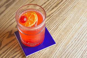 cocktail alcolico sul tavolo del bar foto