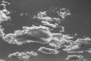 fotografia su tema bianca nuvoloso cielo nel non chiaro lungo orizzonte foto