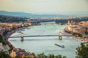 vista della città di budapest presso il parlamento ungherese e l'isola di margaret. Budapest, Ungheria foto