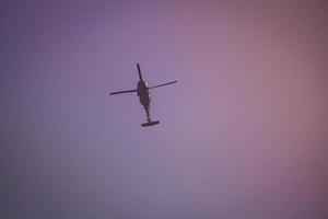 elicottero militare israeliano uh-60 black hawk che vola nel cielo foto