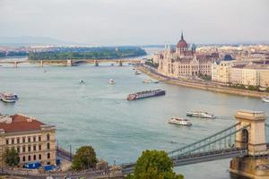 vista della città di budapest presso il parlamento ungherese e l'isola di margaret. Budapest, Ungheria foto