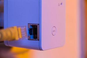 inserire il cavo ethernet nel dispositivo extender wifi che si trova nella presa elettrica a parete foto