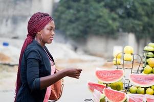 giovane donna al mercato della frutta di strada. foto