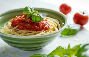 ai generato pomodoro incolla su spaghetti nel verde ceramica ciotola nel bianca foto