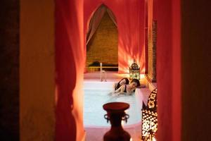 due donne che si godono i bagni arabi hammam a granada foto