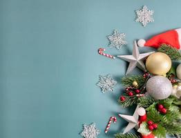 decorazioni natalizie, foglie di pino, palline dorate, fiocchi di neve, bacche rosse su sfondo blu