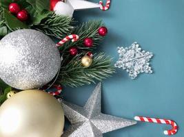decorazioni natalizie, foglie di pino, palline dorate, fiocchi di neve, bacche rosse su sfondo blu