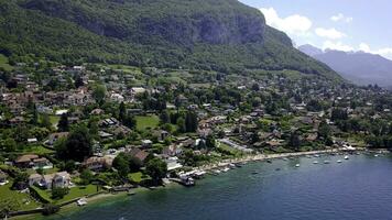 Villetta cittadina su sfondo di montagna e blu lago. azione. superiore Visualizza di Paradiso vacanza individuare nel nazione cittadina nel boscoso la zona con costiero montagne di turchese lago nel estate foto