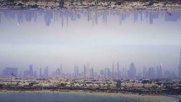 aereo Visualizza di sabbioso costa, bellissimo mare su moderno grattacieli sfondo, specchio orizzonte effetto. azione filmato. bellissimo spiaggia con il città moderno edifici dietro, inizio tema. foto