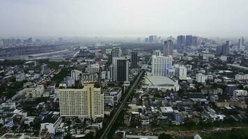 superiore Visualizza di grattacieli nel un' grande città. paesaggio urbano di città nel Asia Tailandia. superiore Visualizza di moderno città nel Tailandia foto