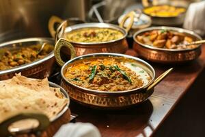 ai generato parecchi piatti di indiano cucina nel rame ciotole su di legno foto